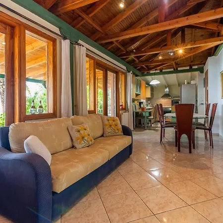 Front Beach House Holiday home *
