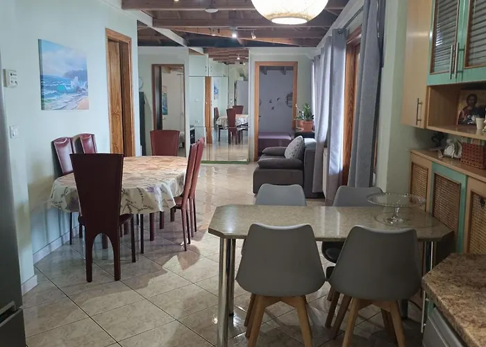 Semesterbostad Front House *