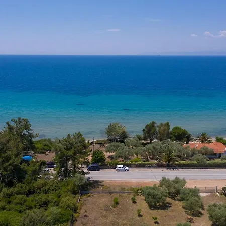 Front House Nyaraló