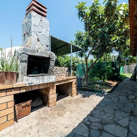 Front House بيت للعطل