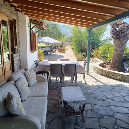 Front House Nyaraló