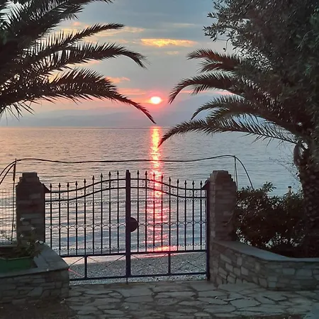 Front House Nyaraló